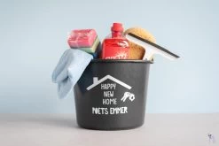 ByMi| Poetsemmer Happy New Home | Cadeautje Huis |Housewarming |Nieuwe Woning | Gepersonaliseerd -Winkel Met Schoonmaakproducten 1200x800 1